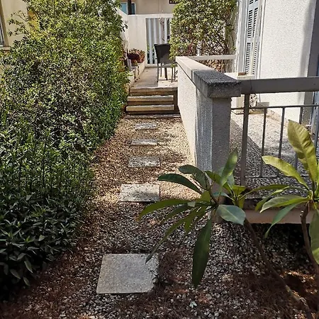 Entire With Patio And Retro Flair Semesterbostad Limassol
