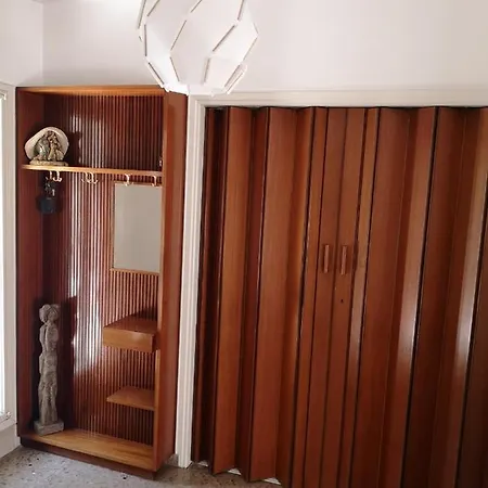 Entire With Patio And Retro Flair Semesterbostad *